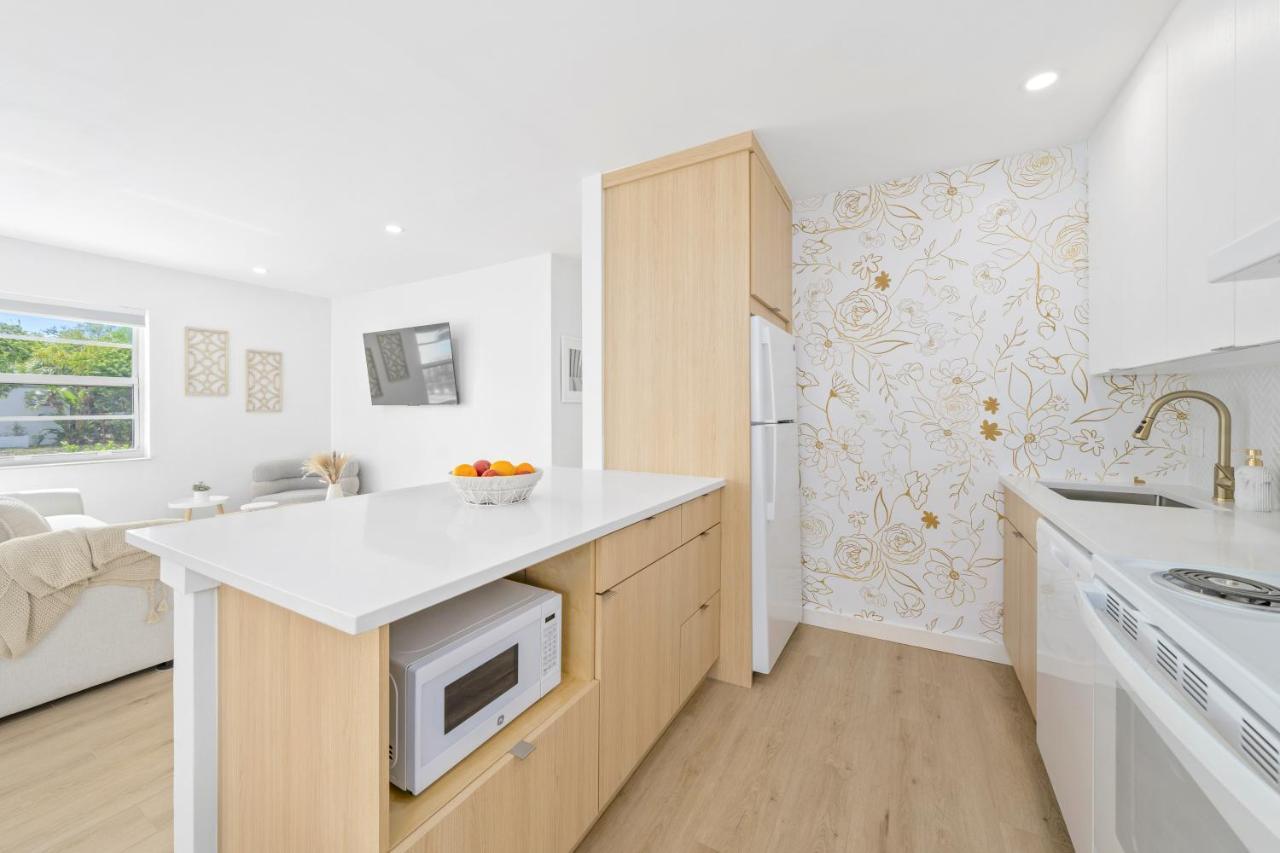 M Lake Worth Beach - Modern Villas Near West Palm Beach, Chic Retro Vibes, King Bed, Cozy Backyard, Bbq, Workspace, High-Speed Internet, Free Parking, 5 Minutes To Downtown & Beach Extérieur photo