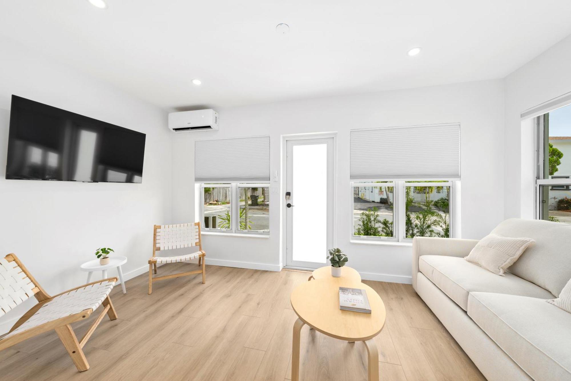 M Lake Worth Beach - Modern Villas Near West Palm Beach, Chic Retro Vibes, King Bed, Cozy Backyard, Bbq, Workspace, High-Speed Internet, Free Parking, 5 Minutes To Downtown & Beach Extérieur photo
